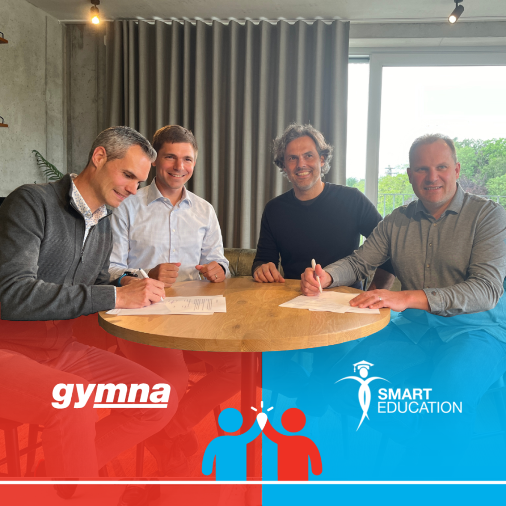 Zaakvoerder en sales director van Gymna zitten samen aan tafel met de Co-founders van SmartEducation.