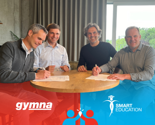 Zaakvoerder en sales director van Gymna zitten samen aan tafel met de Co-founders van SmartEducation.