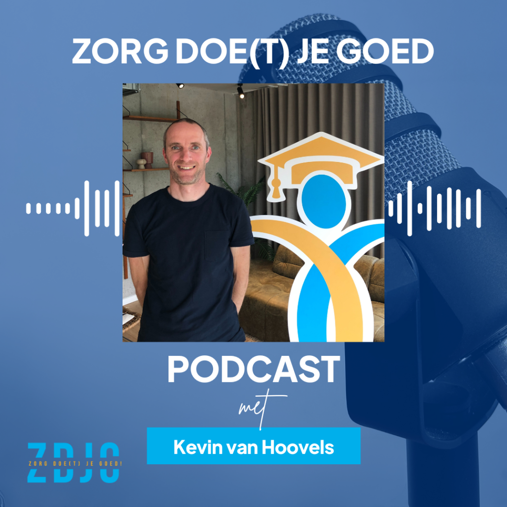 Podcastgast Kevin van Hoovels poseert naast SmartEducation mascotte ED.