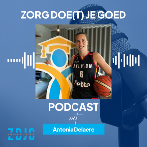 Belgian Cat, Antonia Delaere die naast de SmartEducation mascotte ed poseert voor de 16de aflevering van de Zorg Doet Je Goed Podcast.