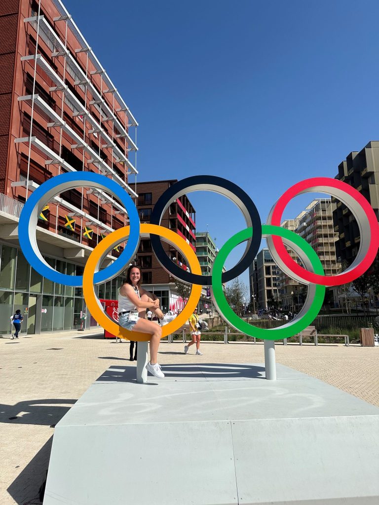 Rebecca bij de olympische ringen